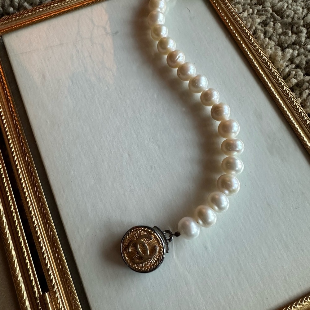 Elegant Pearl bracelet with Gold Pendant